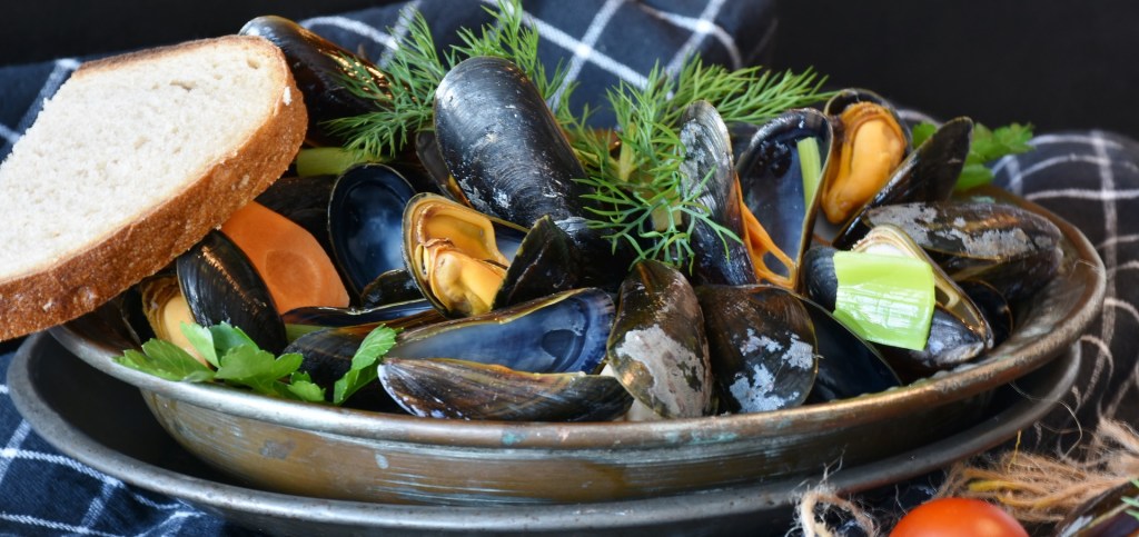 Ready to eat mussels (photo by RitaE from Pixabay)